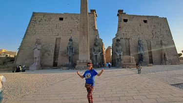 Silvina Fredes, en su paseo por la ciudad de Luxor.