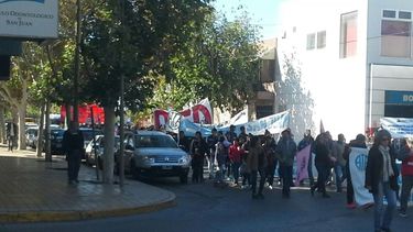 Marchan contra los despidos y cortan calles del microcentro