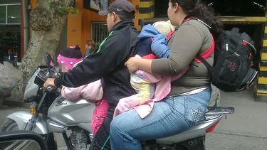 Un bebé pelea por su vida tras caer de una moto