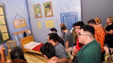 Personas con diferentes tipos de discapacidad disfrutaron de la visita inmersiva Van Gogh en el Teatro del Bicentenario.