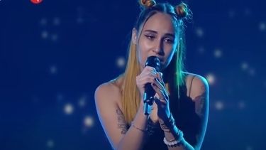 Video: la joven rawsina que trabaja de moza y deslumbró en La Voz Argentina