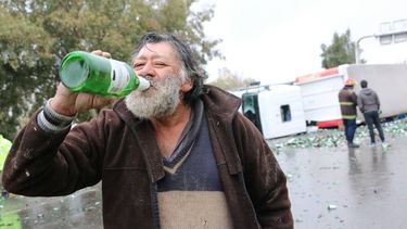 Se viralizó un video del personaje del día: se clavó una Stella con el camión recién volcado