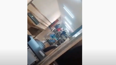 Video: un hombre golpeó a un médico y destrozó a piñas una puerta del Hospital de Caucete