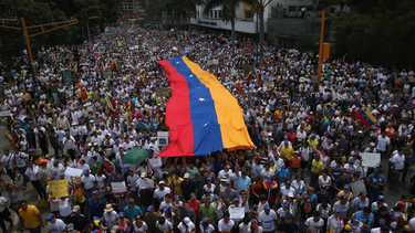 La oposición de Venezuela se alza en una masiva marcha contra Nicolás Maduro