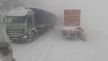 La angustia de un camionero sanjuanino varado en la Cordillera: La nieve sube y sube