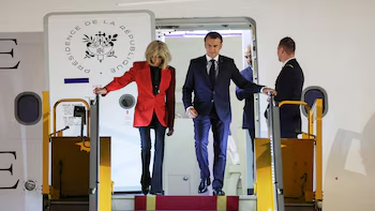 Macron habló de las extrañas imágenes junto a su mujer que recorren el mundo