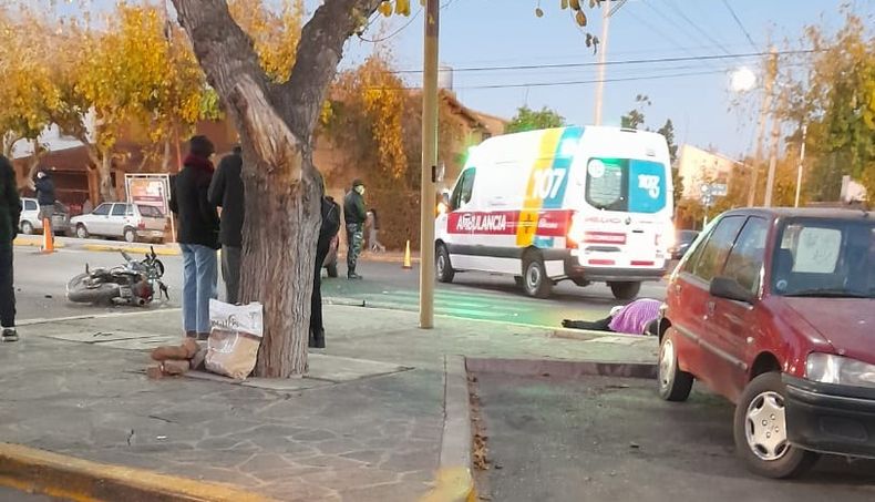 El motociclista en el asfalto esperando ser atendido por la ambulancia, que estaba llegando al lugar.