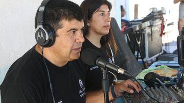 Ricardo Ontiveros le pone la voz a la paisanada de Iglesia. Este fin de semana en Tudcum estuvo acompañado de su esposa Patricia Castillo.