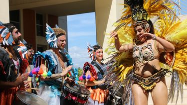 La delegación oficial del Carnaval de Chimbas llenó de color y alegría la Plaza Seca del Centro Cívico el viernes pasado.