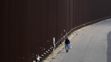 Arrojaron a un niño de 4 años por encima de un muro de 9 metros para cruzar a Estados Unidos
