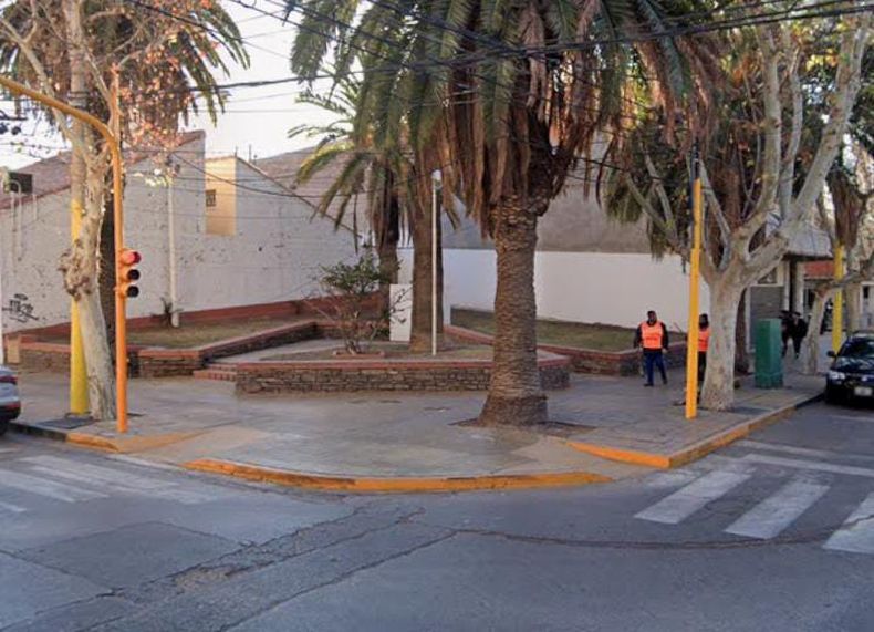 Esquina de calles Rivadavia y Caseros, actual plaza Monseñor Orzali. Allí estaba el palo de la inquisición.