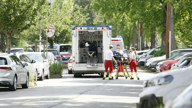 Equipos de emergencia llegaron hasta el centro educativo en Graz (Austria) para atender a las personas heridas. Foto: AFP