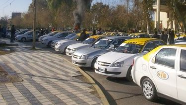 Se viene una legalización masiva de taxis y remises en San Juan