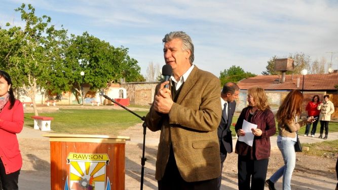 Pavimentaron y mejoraron calles con sales de la fábrica municipal