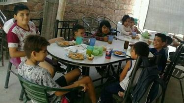 El merendero caucetero que por la crisis cambió leche por mate cocido para los niños