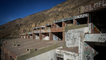 Los hoteles abandonados de Rivadavia y Zonda, por dentro: paredes con historias y un mensaje de amor