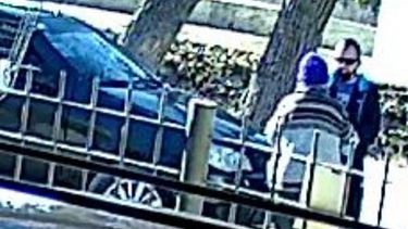 Honestidad brutal: remisero le devolvió el celular a una anciana que se lo olvidó en el auto