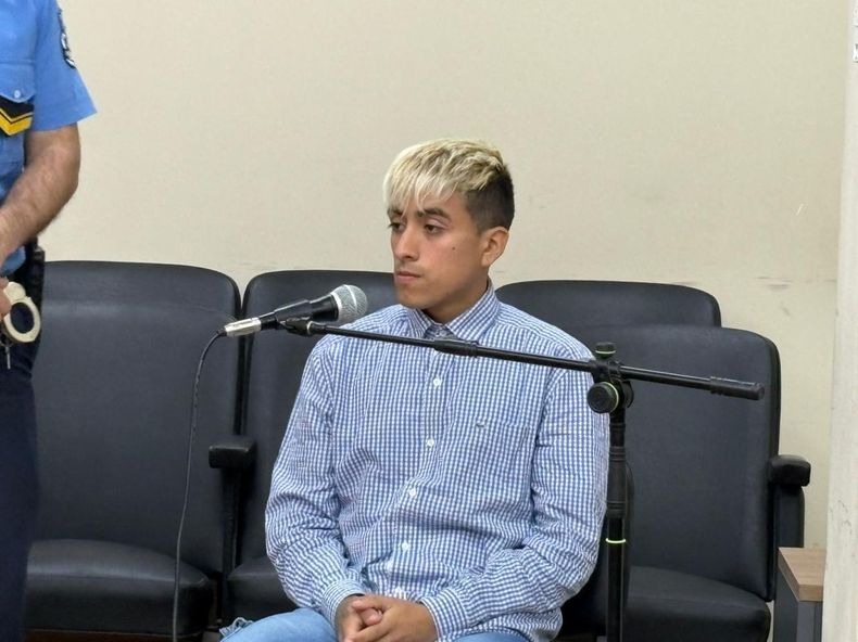 Presente en la audiencia y fuera de la discusión. 