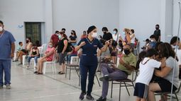 Entró en vigencia el pase sanitario en San Juan y hubo largas filas en los centros de vacunación