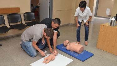 Empleados y policías aprendieron sobre RCP con profesionales