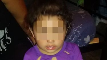 Tía de la menor que deambulaba sola: Tenía garrapatas, ampollas en los pies y mucho hambre