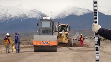 Los gobiernos de Argentina y Chile vienen trabajando para reabrir, después de 2 años, el paso de Agua Negra. en la foto, Vialidad Nacional de Argentina despejando el camino a Chile.&nbsp;