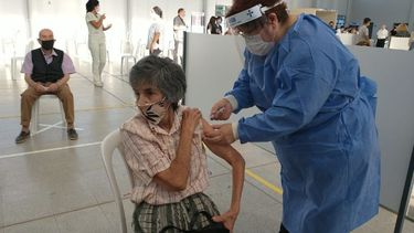 Se agotaron las vacunas para mayores de 80 años en 10 departamentos, ¿cuáles?