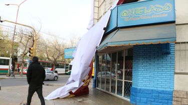 Una gigantografía se vino abajo en una esquina céntrica