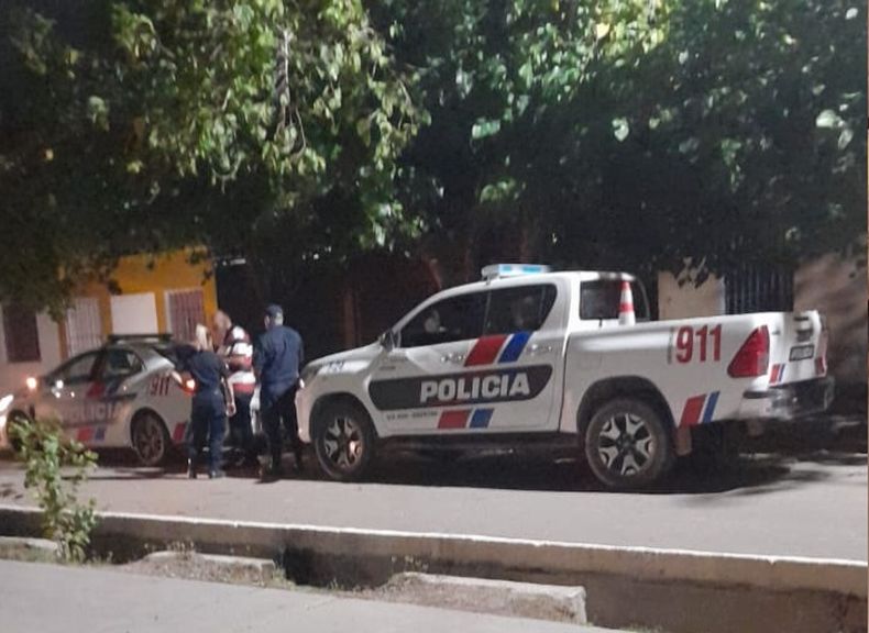En plena tarea. Unos policías toman testimonio a los vecinos del barrio Los Andes, en Chimbas.