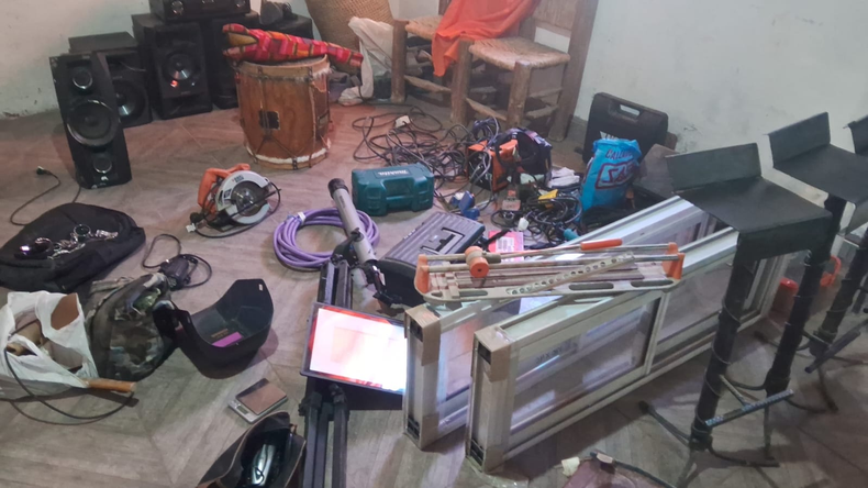 Encontraron hasta instrumentos musicales y herramientas.