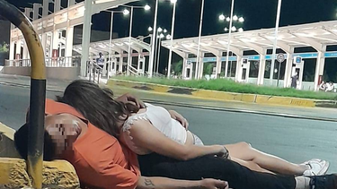 Borrachos de amor: la tierna foto de una pareja en un reconocido rincón sanjuanino