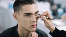 Maquillaje “inclusivo”: cada vez más hombres se animan al rímel y al rubor