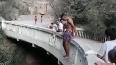 Un peligro: mirá lo que hicieron estos sanjuaninos en un arroyo de Rivadavia