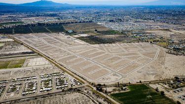 El loteo Valle del Sol es de gran tamaño y se ubica en las inmediaciones de otro gigante: el barrio Valle Grande. Juntos inyectan un gran flujo poblacional a la zona que antes era de fincas.&nbsp;