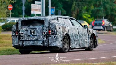 La primera Ferrari 100% eléctrica ya se prueba en Italia bajo un camuflaje que oculta sus líneas