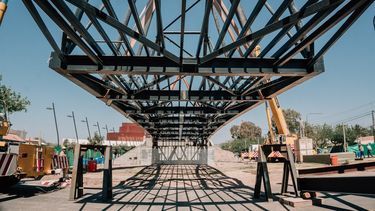 Hacen los últimos detalles del monumental Puente Cívico