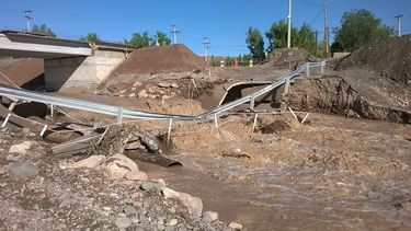 Lo que quedó del puente de Villa Calingasta: imágenes de la destrucción