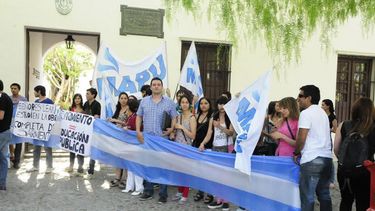 Jóvenes bancaron a Sarmiento en la polémica con Paka Paka