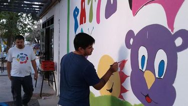 Jóvenes solidarios le lavaron la cara a la escuela Estanislao del Campo