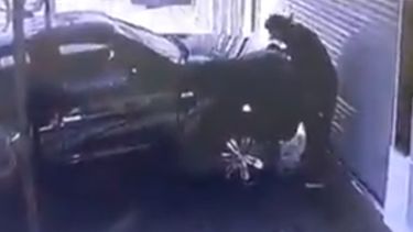 Graban en acción al terror de las Toyotas, el raya camionetas en San Juan