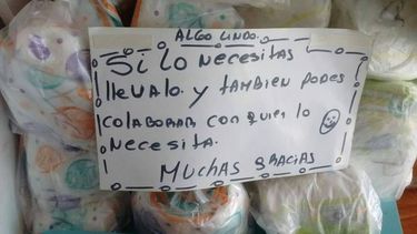 Una pañalera regala pañales a quienes no puedan comprarlos