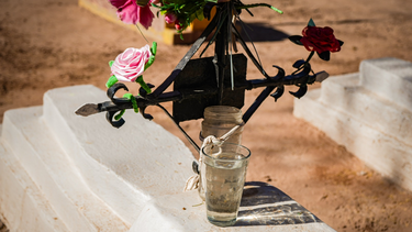 Vasos con agua: la curiosa costumbre para honrar a los muertos en un cementerio sanjuanino