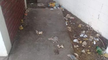 Entre basura y materia fecal, así vivía el anciano que fue hallado muerto en Rawson