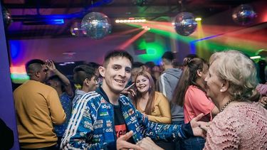 La foto del sanjuanino con una abuelita en un boliche que es furor