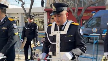 La banda de la Policía de San Juan interpretó un clásico de Dragon Ball en la visita de Javier Milei