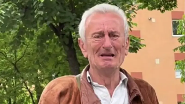 Entre lágrimas, un hombre se despidió de su auto tras 34 años: el video que conmovió a miles