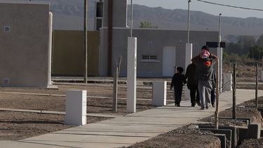 A full con la entrega de viviendas: se prevé dar 900 en poco más de un mes