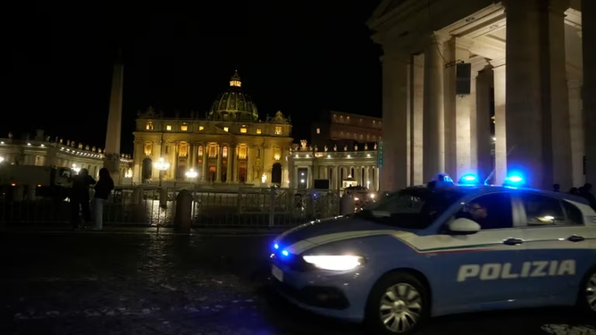 Un hombre irrumpió con su auto en El Vaticano, lo frenaron a los tiros y quedó detenido