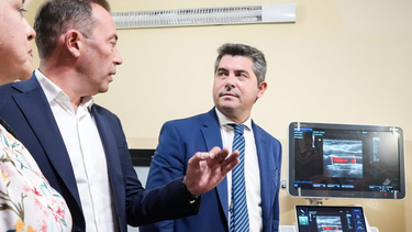 El gobernador Marcelo Orrego y el ministro de Salud Amilcar Dobladez inauguraron un nuevo aparato en el Centro de Adiestramiento René Favaloro.