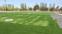 Comenzaron a colocar el césped sintético de la cancha de hockey en “El Palomar”